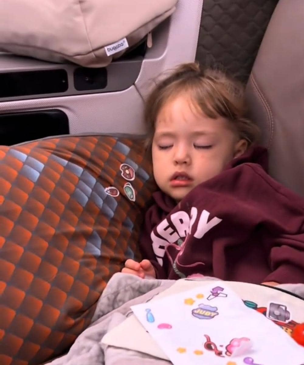 Kamari tertidur di pesawat menuju ke Belanda