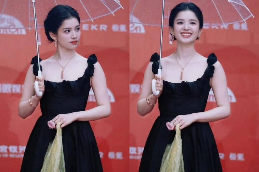Zhang Zi Yi Tampil dengan Tas Kresek Balenciaga di Red Carpet