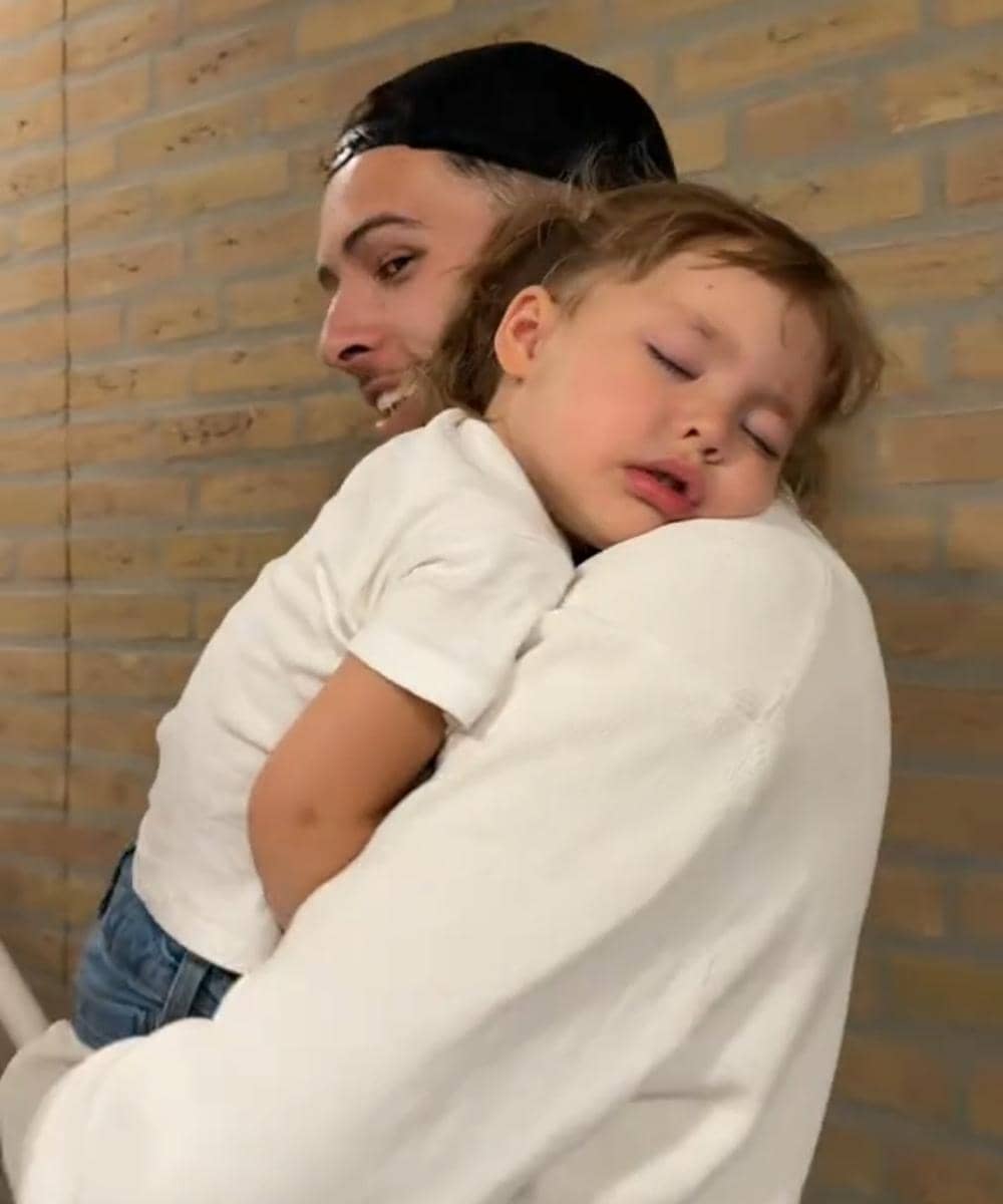 Kamari tertidur di gendongan Jusa