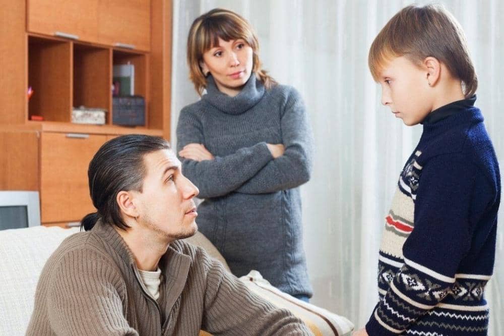 Anak berdiskusi dengan orangtua