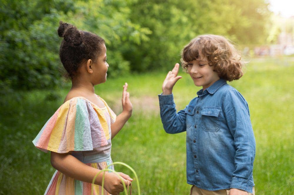 2 anak kecil bermain bersama