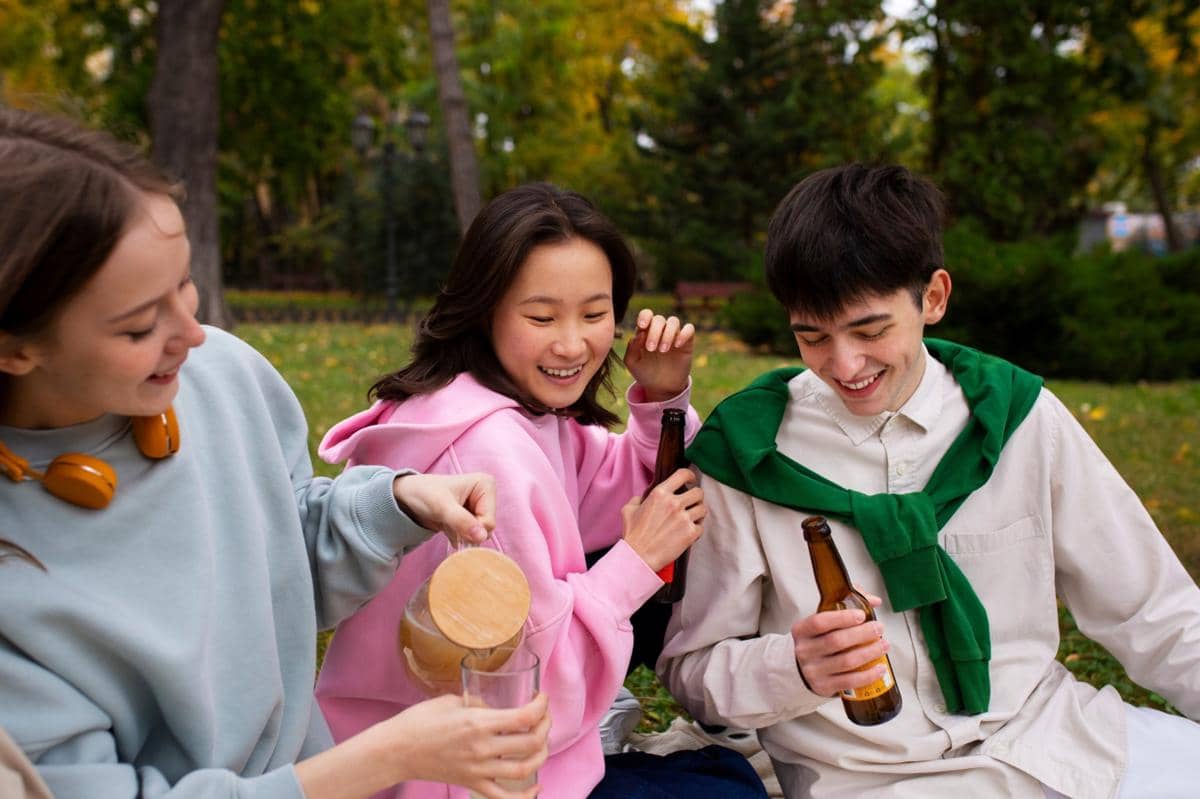 gambar remaja sedang berbicara di taman