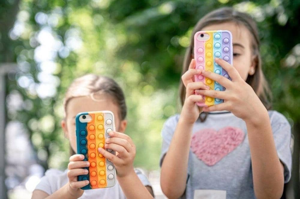 2 anak bermain ponsel