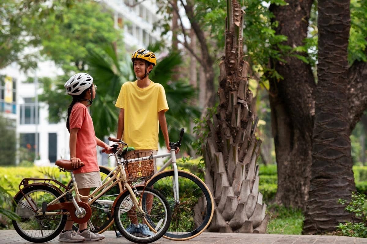 remaja dan anak sedang bermain di taman