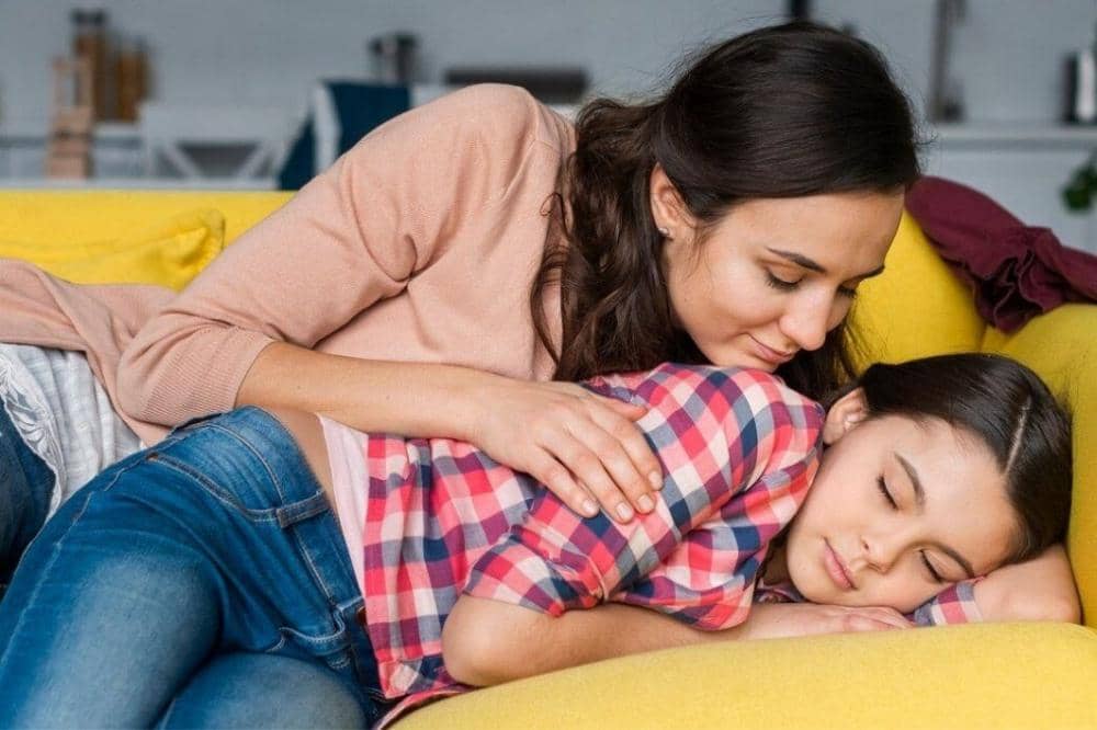Mama memeluk anak saat tidur