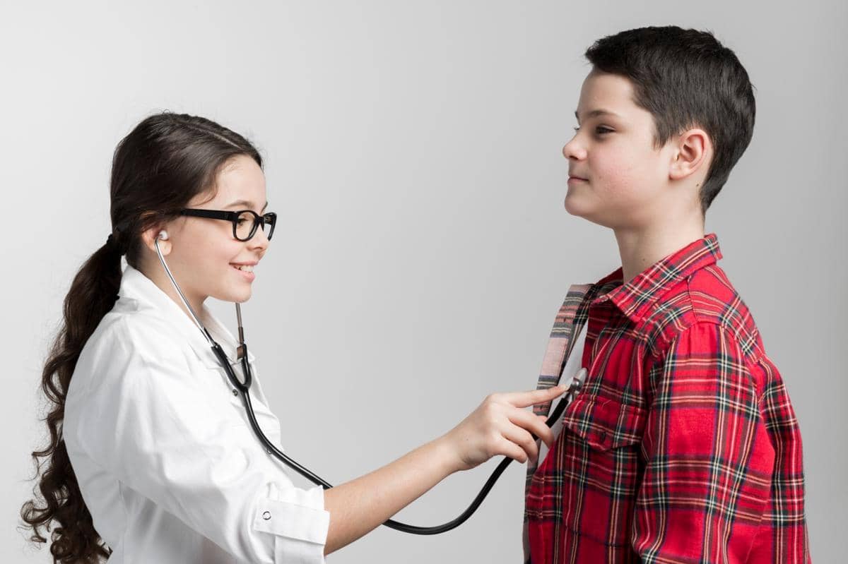 dokter sedang memeriksa anak laki-laki