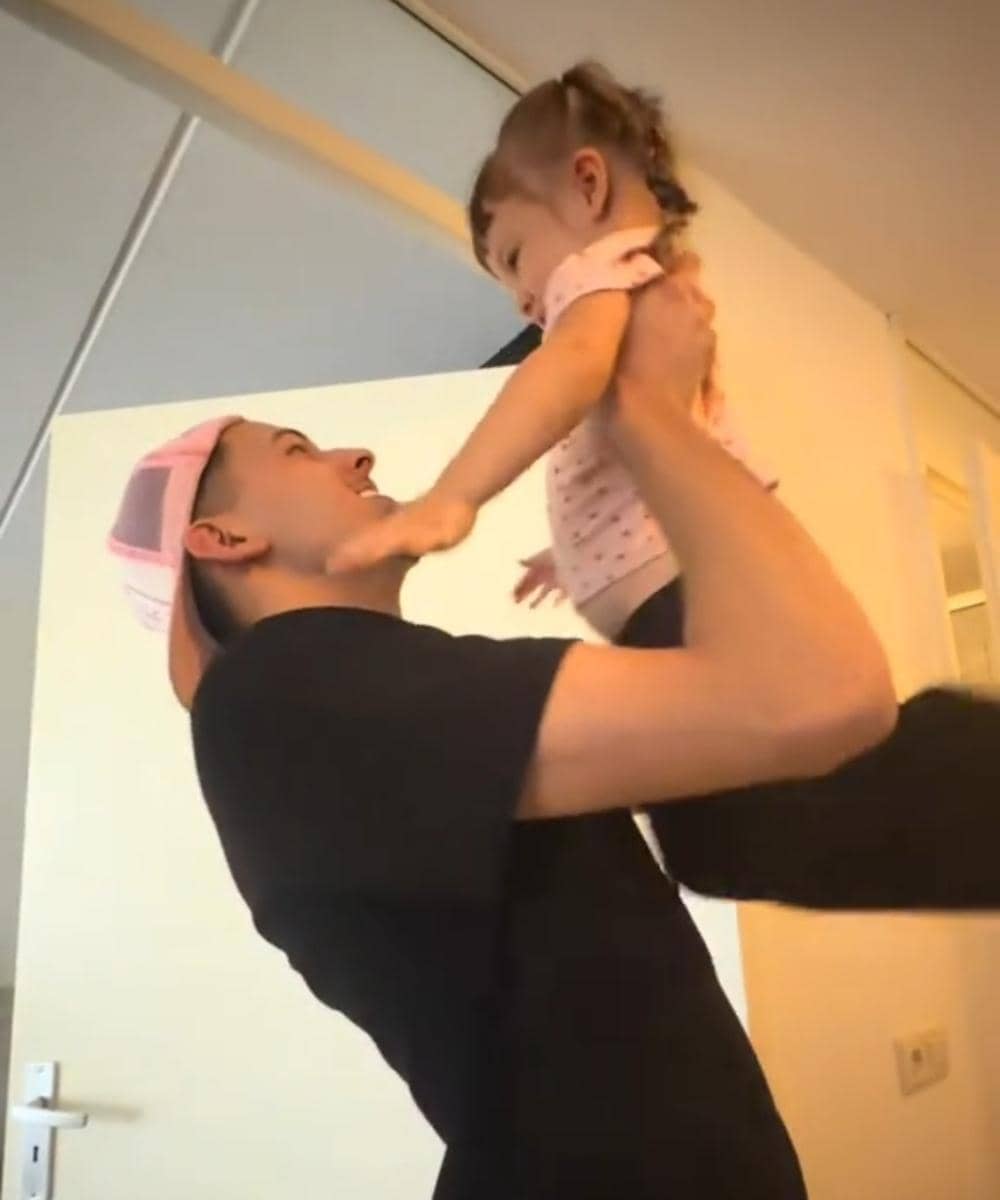 Jusa menggendong Kamari