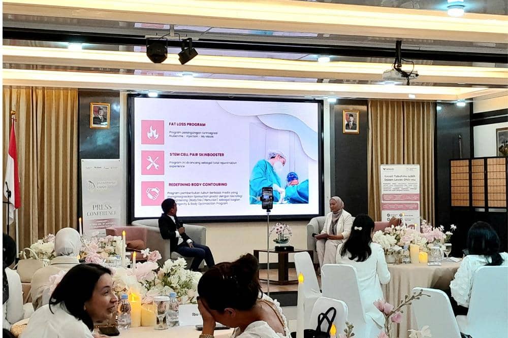Sesi pemaparan oleh dr. Nataniel dan dr. Eka di Plasthetic Clinic Benhil