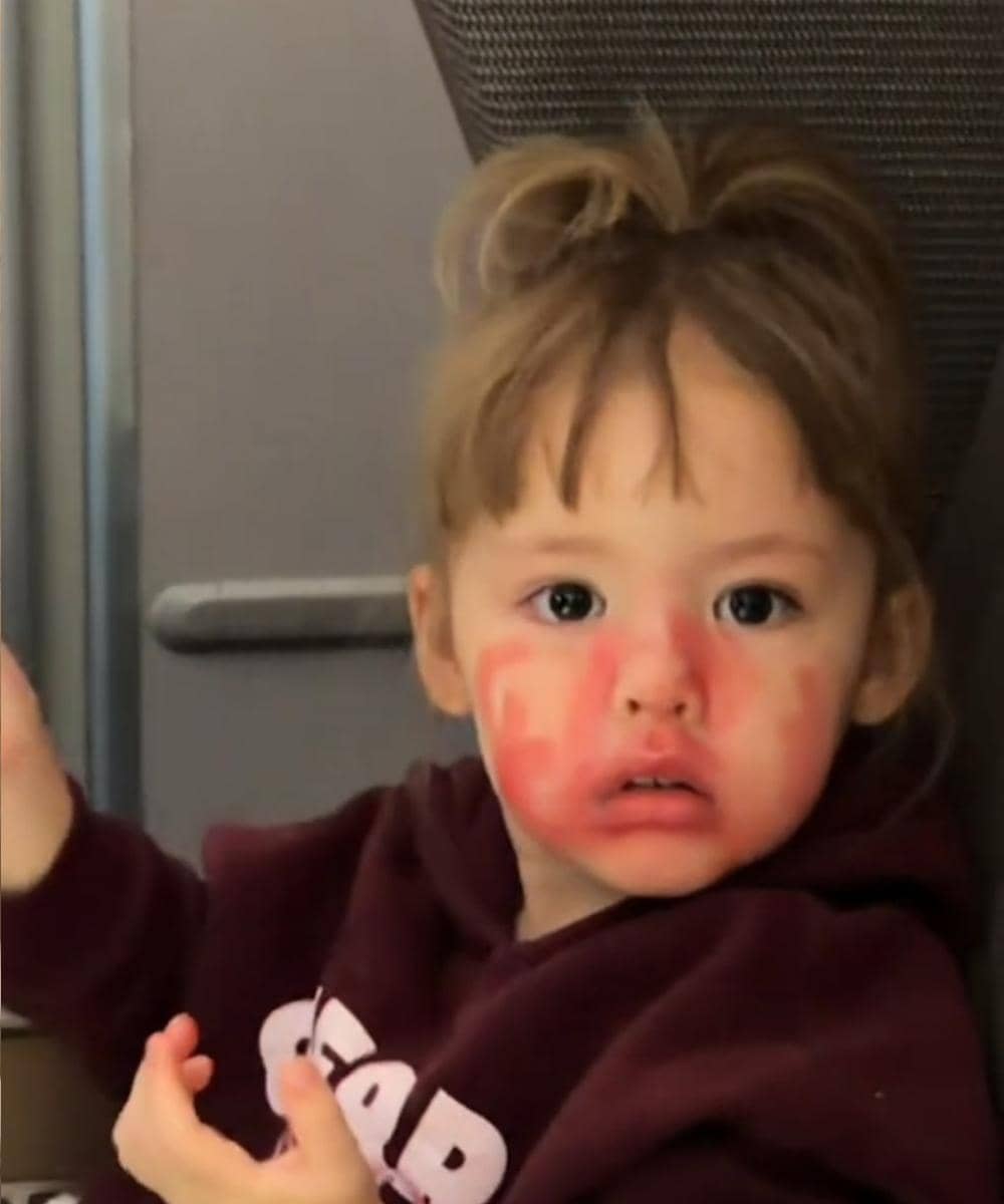 Kamari dengan muka penuh coretan lip balm