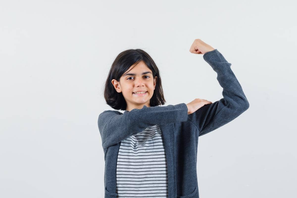anak sedang foto bergestur kuat