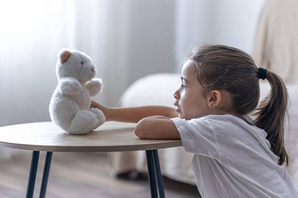 Anak berbicara dengan boneka