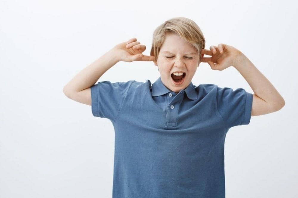 Anak menutup telinga