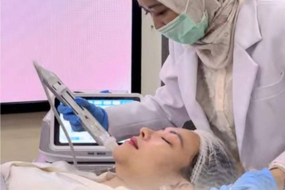 Salah satu treatment Plasthetic Clinic