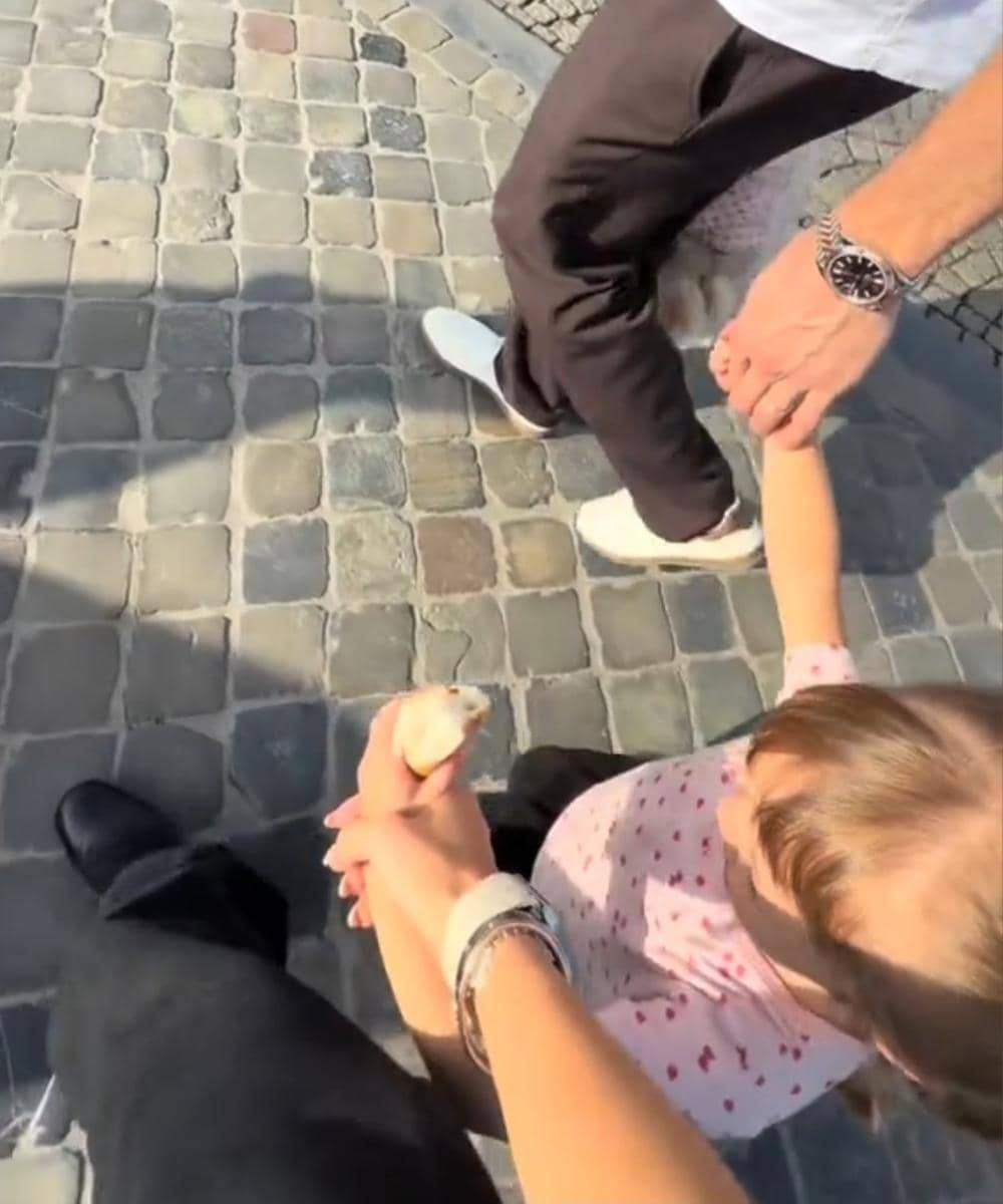 Kamari menggandeng tangan Jennifer dan Jusa di Belanda