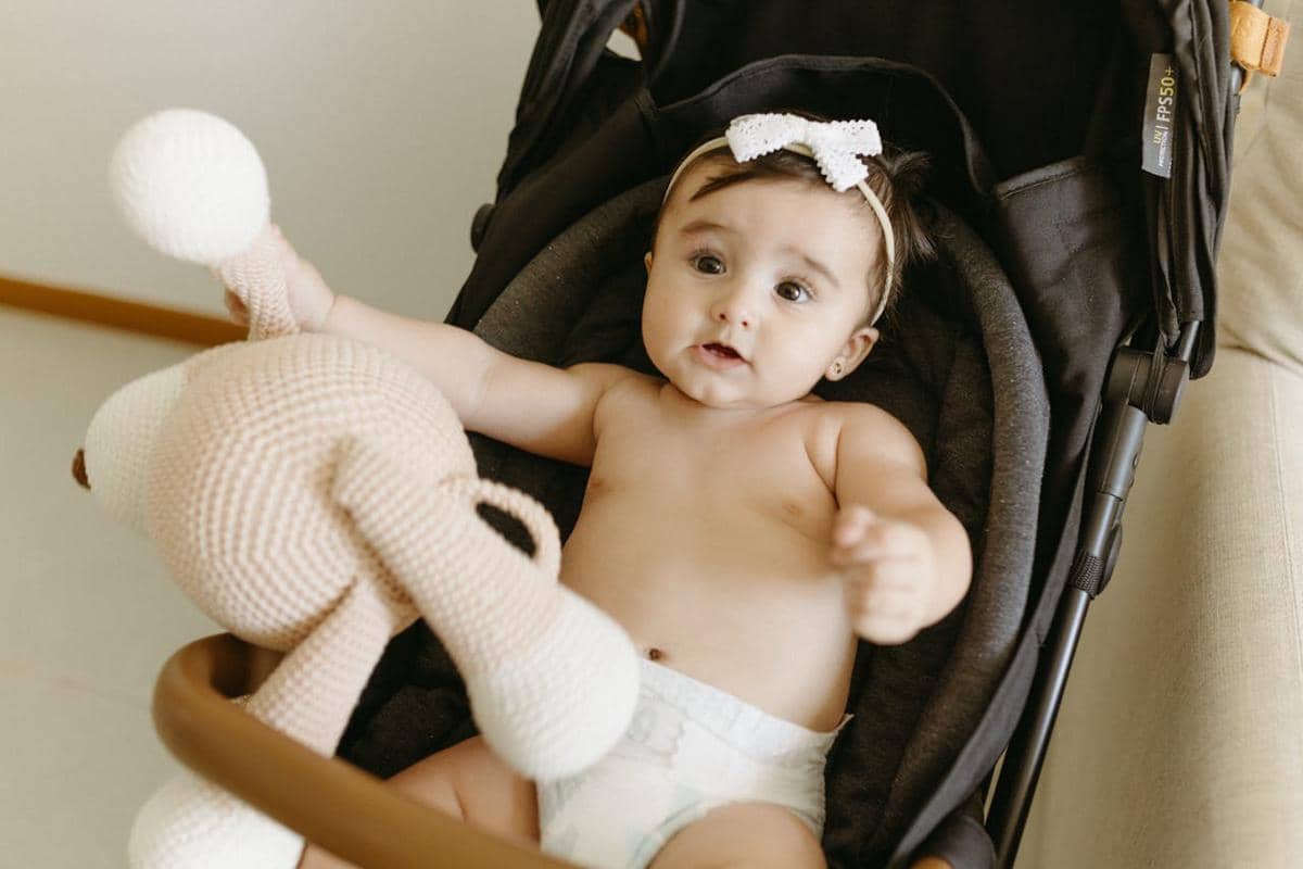 Lakukan percakapan sederhana dengan bayi secara rutin