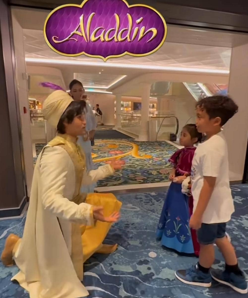 Chava bertemu Aladdin di Disney Cruise Line Singapore