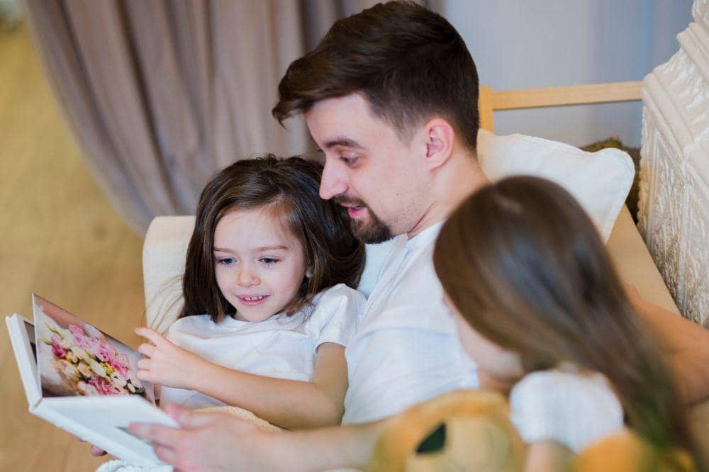 Papa dan anak membaca buku