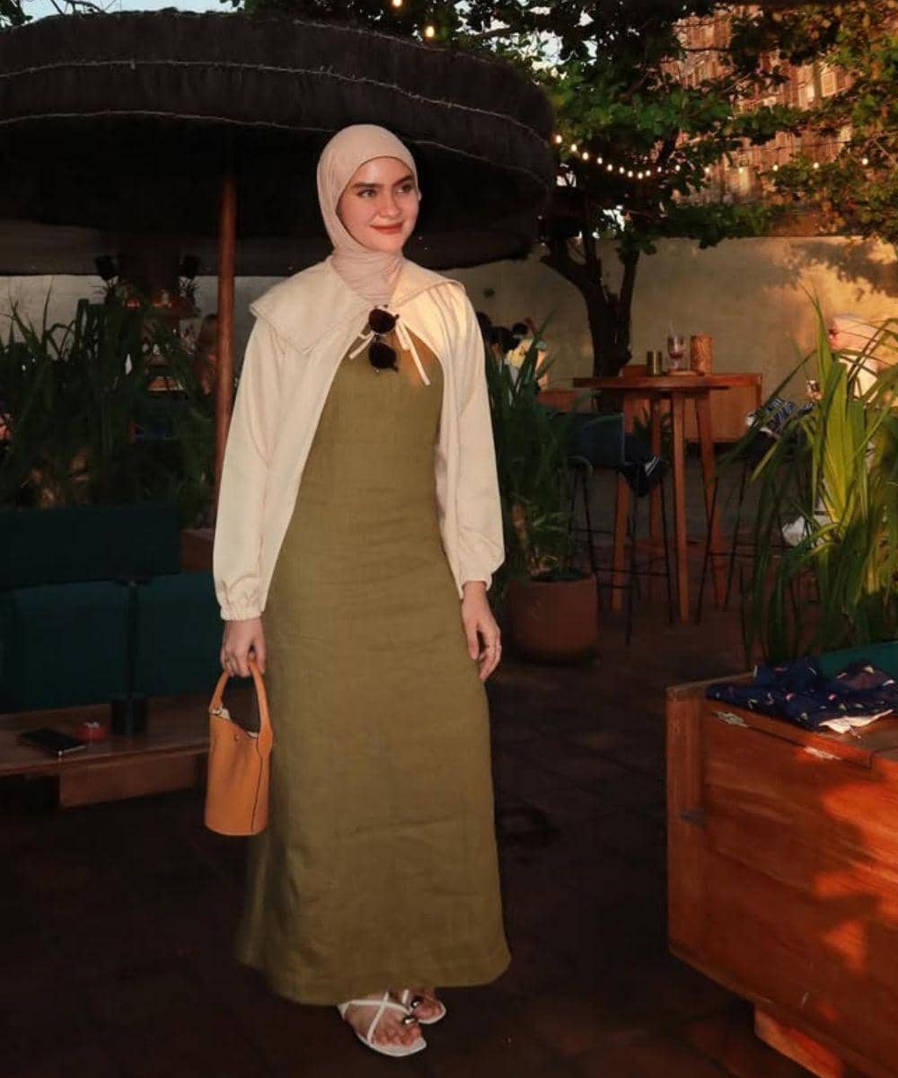 9 Inspirasi Outfit Bukber Warna Earth Tone ala Helwa Bashel yang Chic 