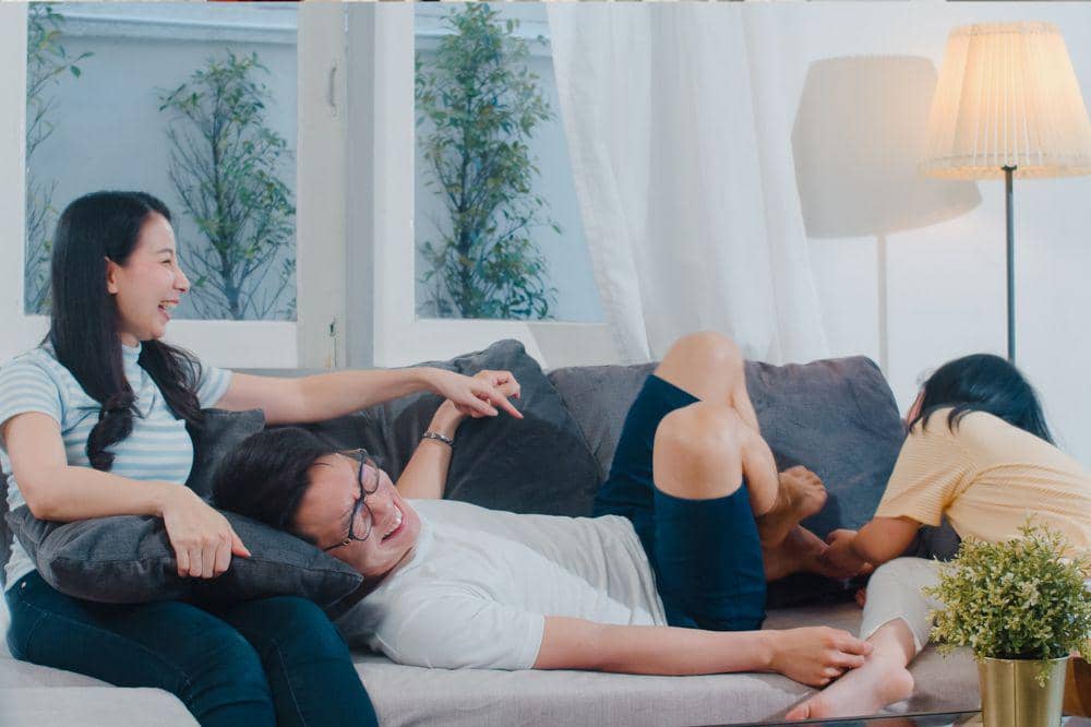 Anak bercanda dengan Mama dan Papa