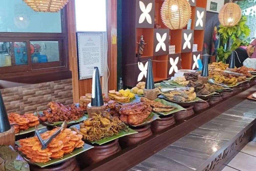 8 Rumah Makan Sunda di Jakarta Selatan, Lalapan dan Sambalnya Juara!_20260312_073702_0007.jpg