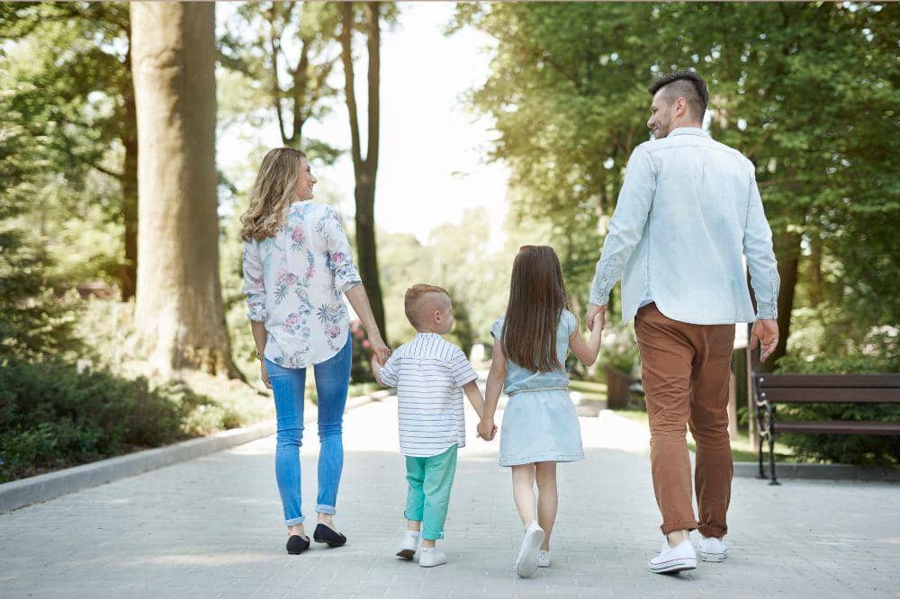 Anak berjalan bersama Mama dan Papa