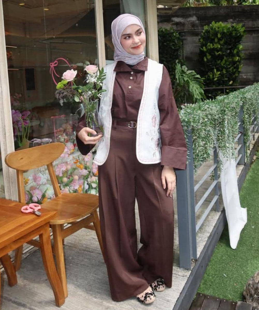 9 Inspirasi Outfit Bukber Warna Earth Tone ala Helwa Bashel yang Chic 
