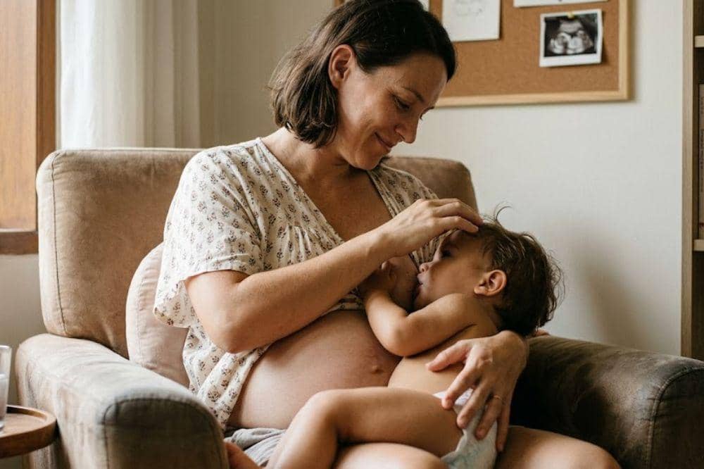 Risiko Menyusui saat Hamil dan Kapan Harus Berhenti