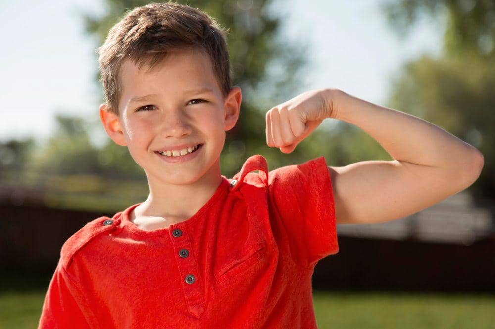Anak laki-laki menunjukkan otonya