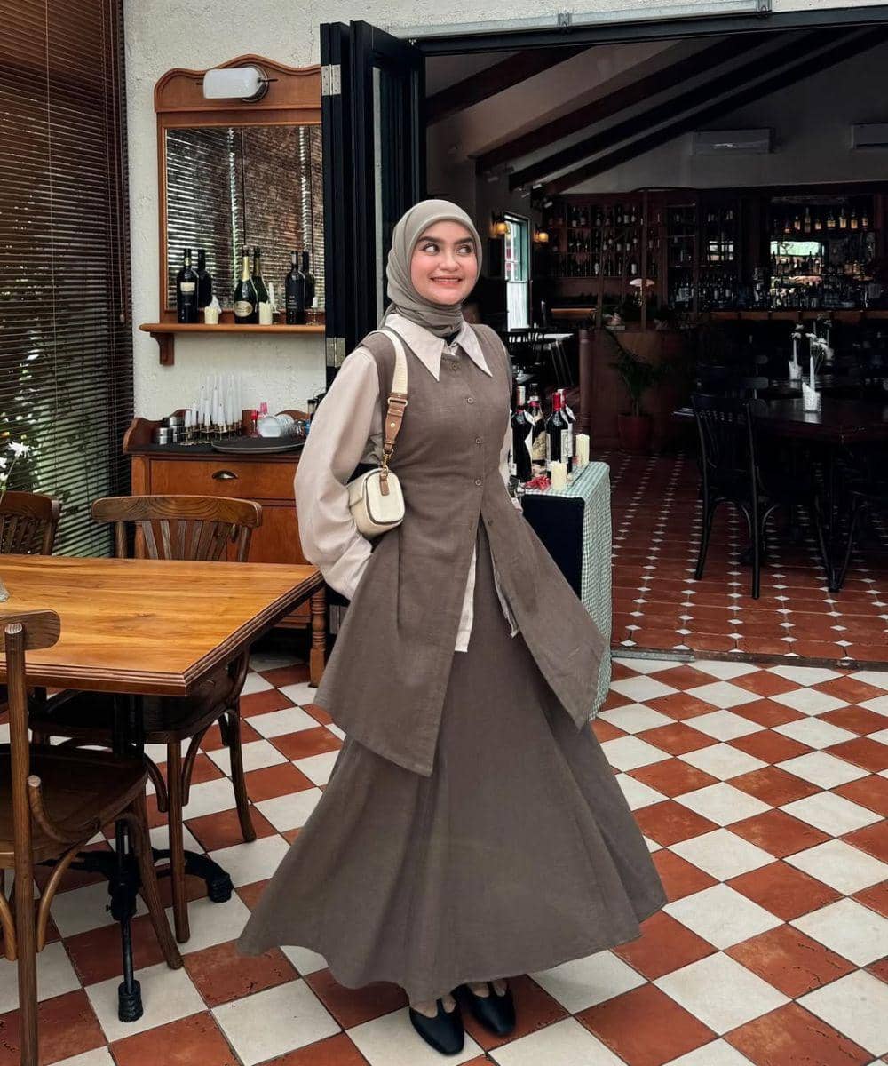 9 Inspirasi Outfit Bukber Warna Earth Tone ala Helwa Bashel yang Chic 