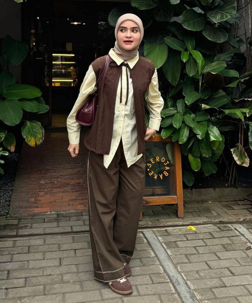 9 Inspirasi Outfit Bukber Warna Earth Tone ala Helwa Bashel yang Chic 