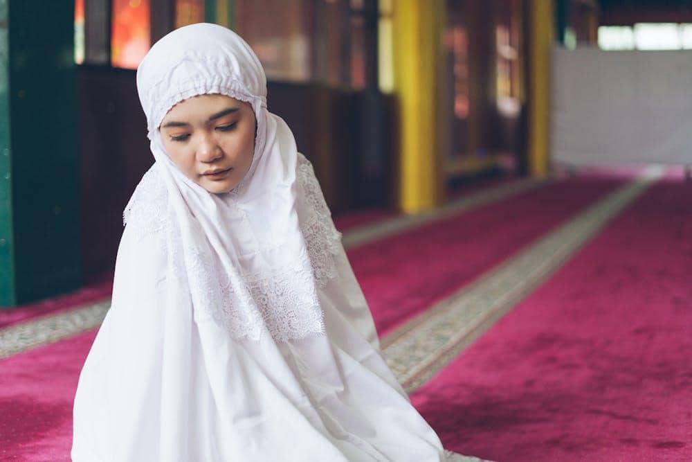 ilustrasi wanita sholat memakai mukenah