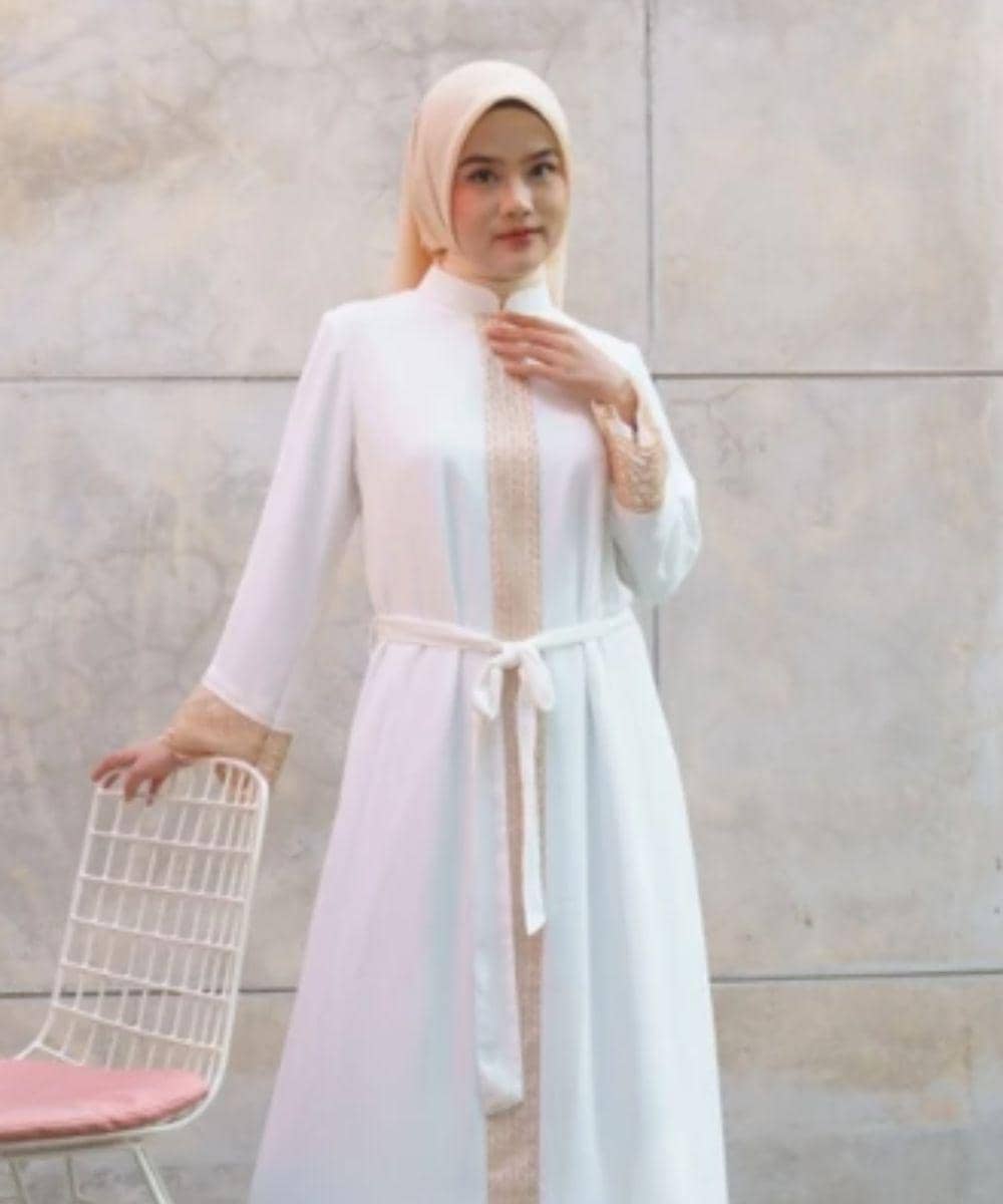7 Rekomendasi Merek Gamis Modern Warna Putih untuk Lebaran