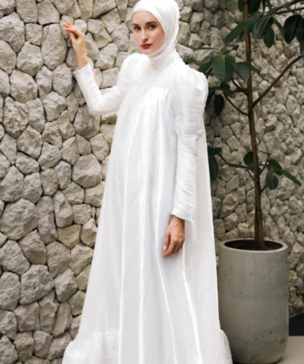 7 Rekomendasi Merek Gamis Modern Warna Putih untuk Lebaran