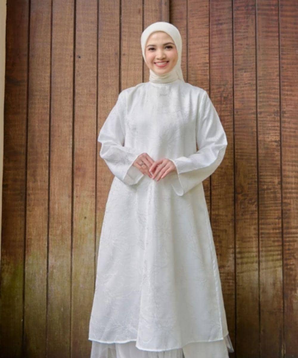 7 Rekomendasi Merek Gamis Modern Warna Putih untuk Lebaran