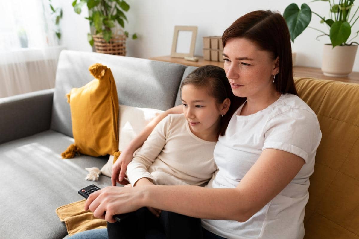 anak dan orangtua sedang menikmati waktu bersama