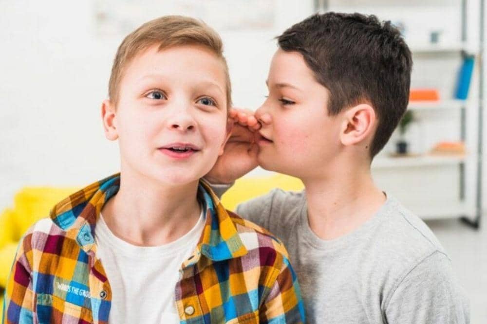 Anak laki-laki berbisik