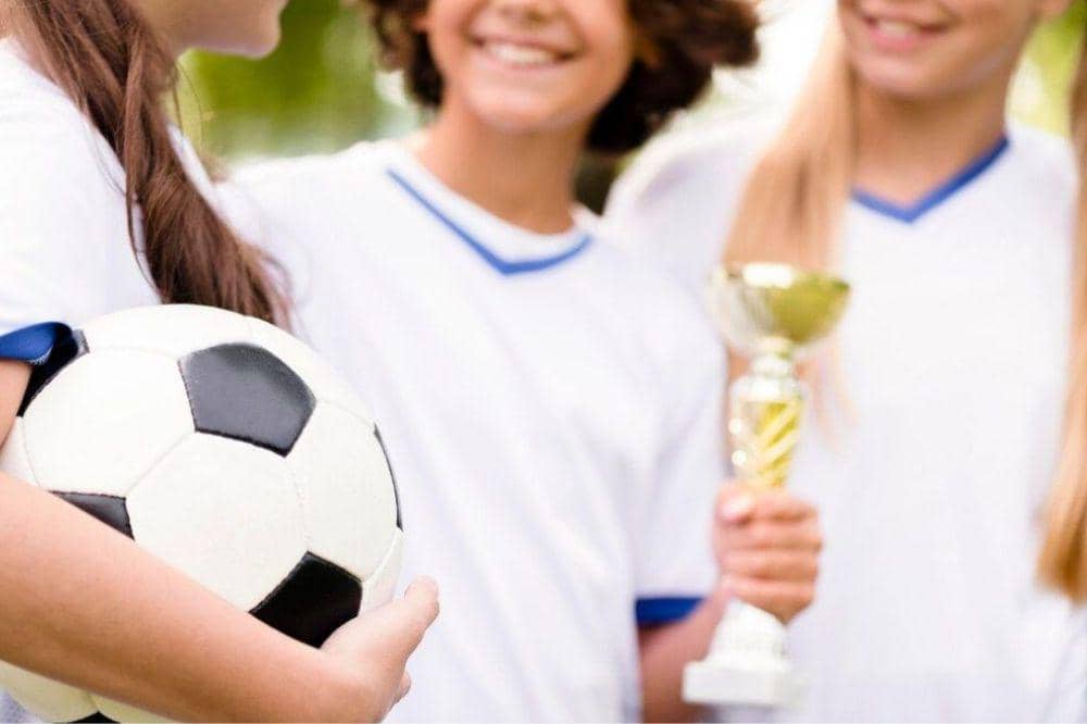 Menang lomba sepak bola