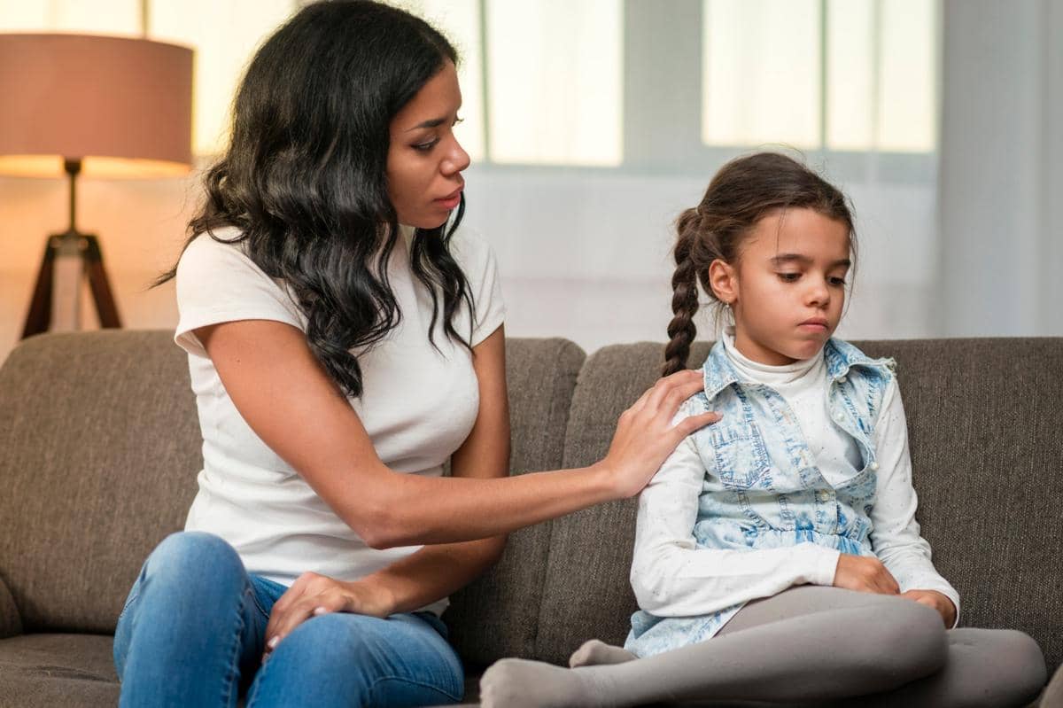 gambar orangtua sedang membujuk anak