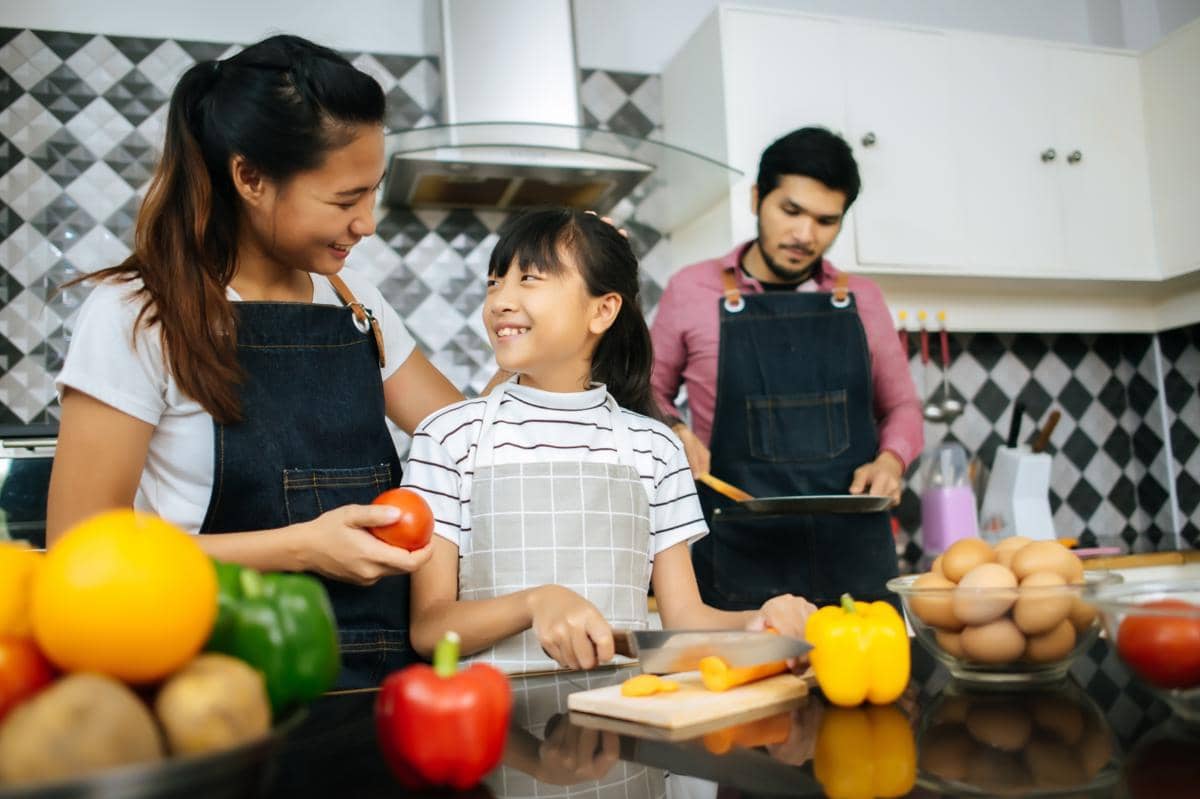 gambar anak belajar masak bersama orangtua