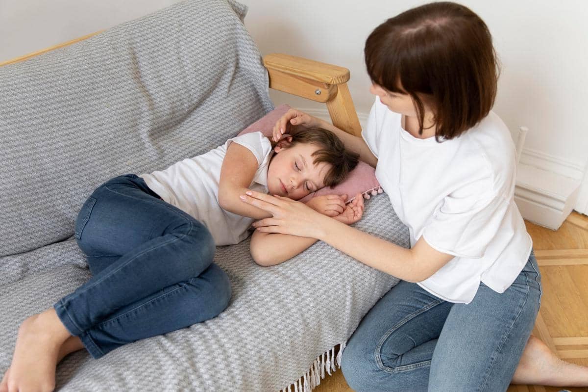 anak nangis sedang di hibur orangtua