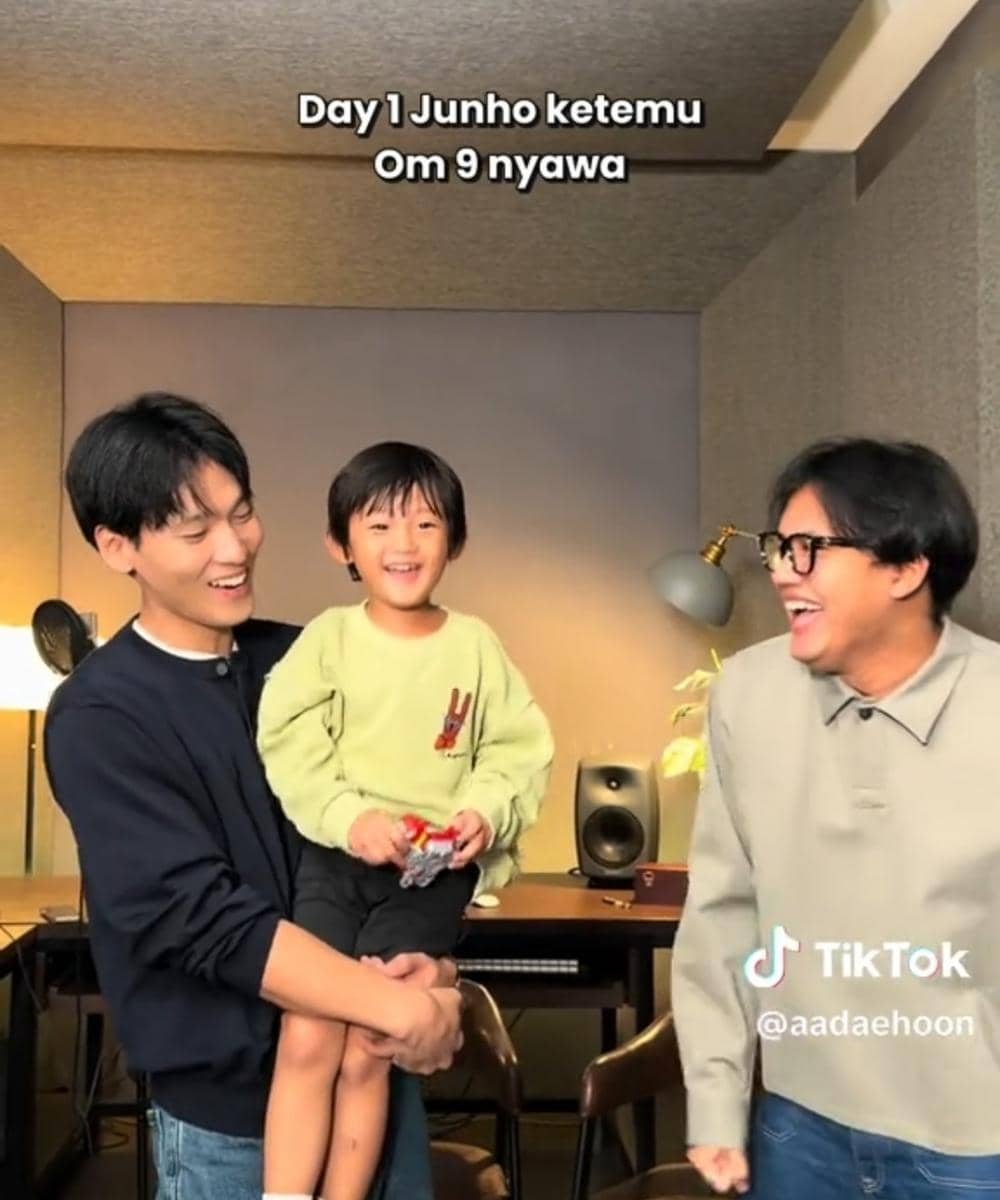 Junho dan Rizky Febian saat bernyanyi lagu Alamak