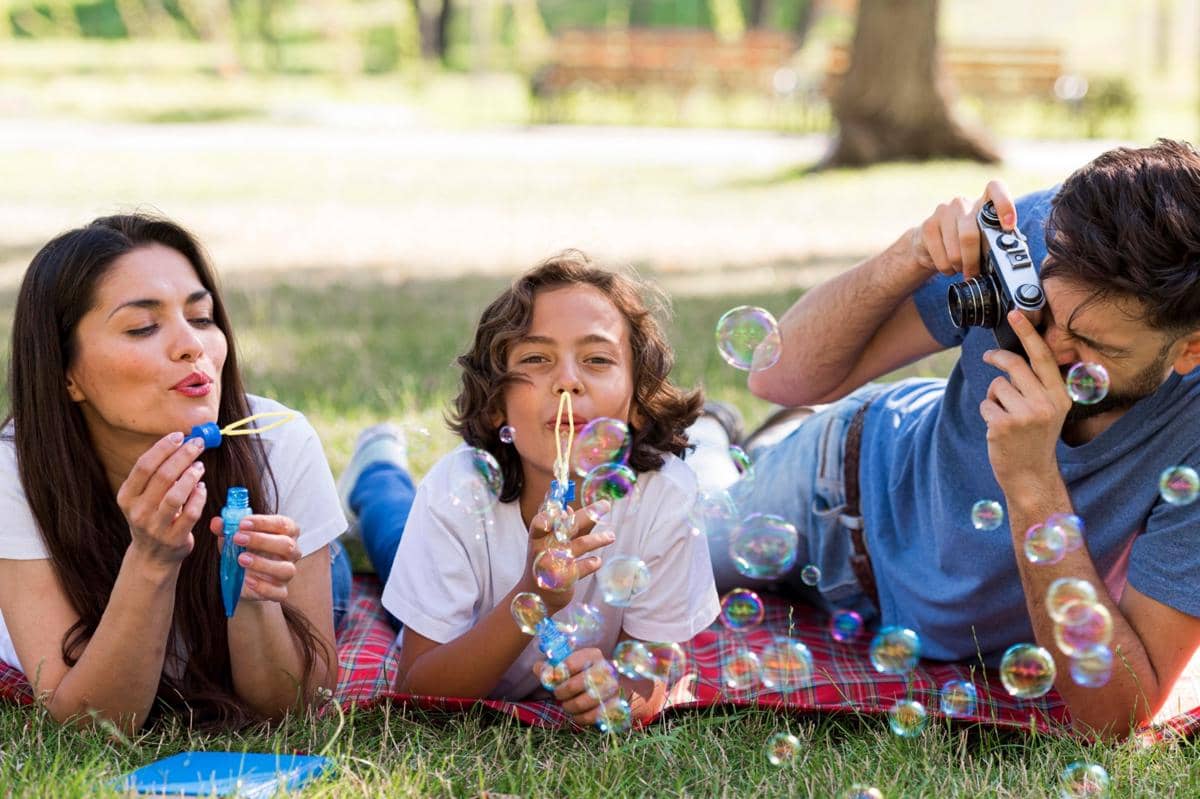 orangtua dan anak bermain bersama di taman