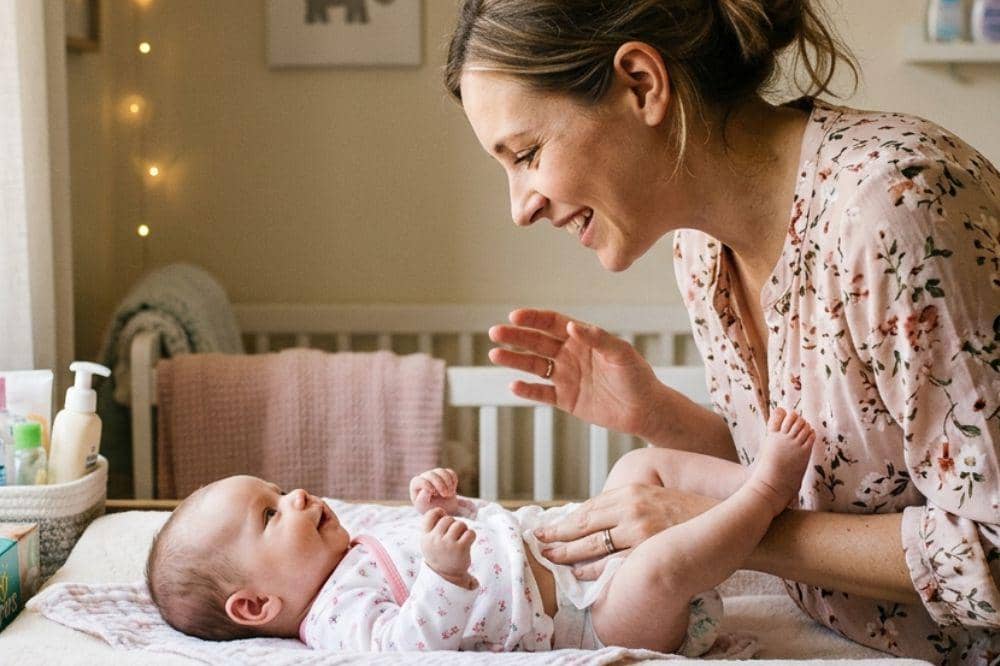 Orangtua Perlu Ajak Bayi Bicara saat Ganti Popok, Ini Alasannya 