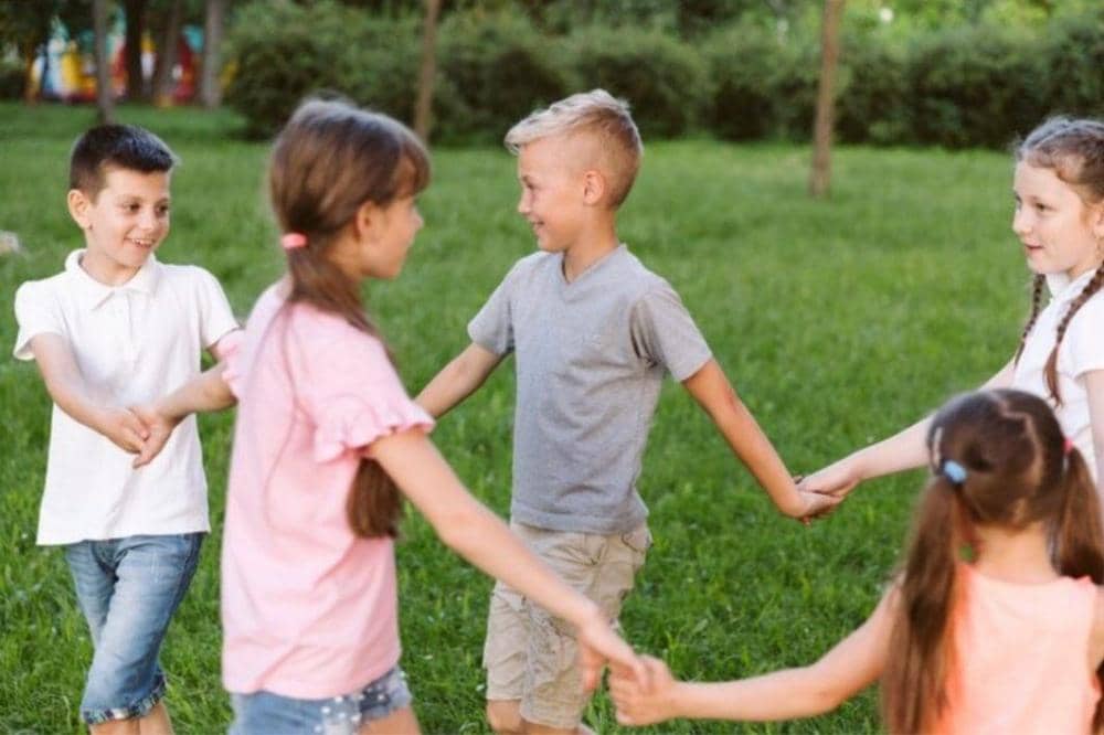 Anak bermain di lapangan