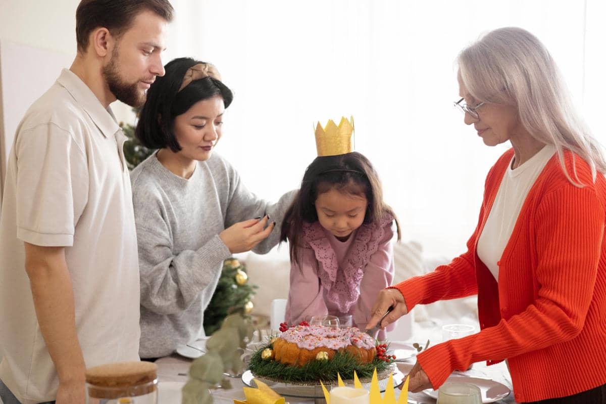 anak perempuan sedang merayakan ulang tahun