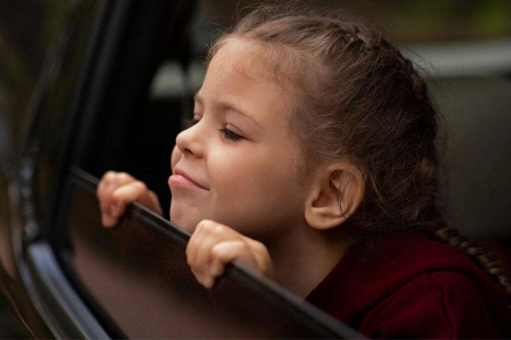 Anak melihat keluar jendela