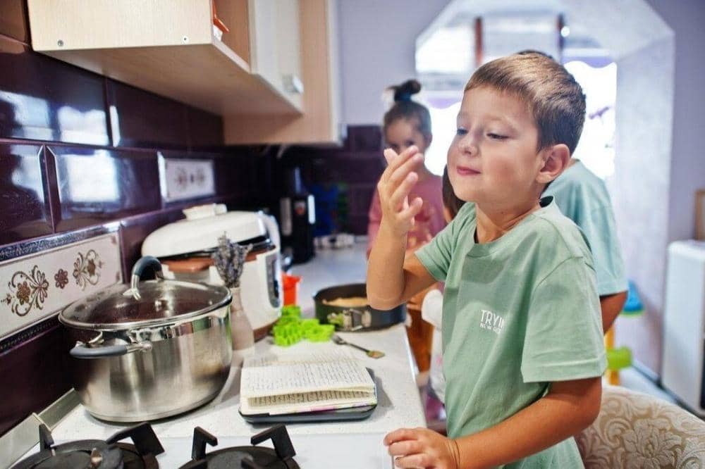 Anak memasak di dapur