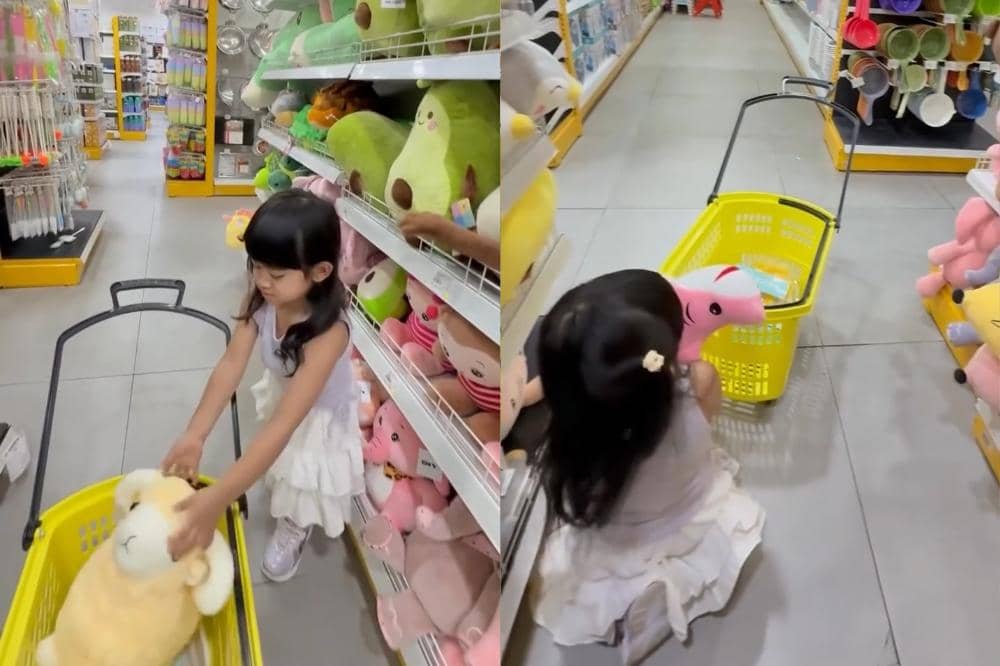 Moana belanja mainan