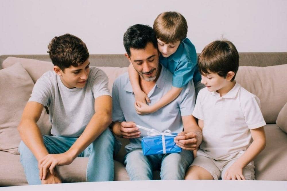 Papa dan anak membuka kado