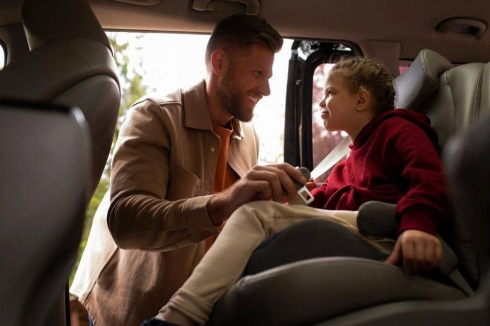 Papa dan anak di mobil untuk mudik